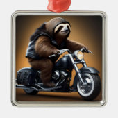 Rebel Sloth: Ein lederverkleidetes Motorrad Ornament Aus Metall (Vorne)