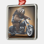 Rebel Sloth: Ein lederverkleidetes Motorrad Ornament Aus Metall (Links)