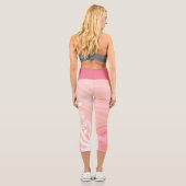 Reben und Blume über Pfirsich und rosa Spiralen Capri Leggings (Rückseite)