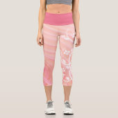 Reben und Blume über Pfirsich und rosa Spiralen Capri Leggings (Vorderseite)