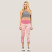 Reben und Blume über Pfirsich und rosa Spiralen Capri Leggings (Vorderseite)