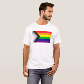 Reboot für die Pride-Flagge - trans und POC einsch T-Shirt (Vorne ganz)