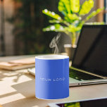 Rechteckiges blaues Logo Kaffeetasse<br><div class="desc">Eine trendige,  königsblaue Hintergrundfarbe. Sie können Ihr rechteckiges Firmenlogo personalisieren und hinzufügen. Sie können die Hintergrundfarbe an Ihre Marke anpassen.</div>