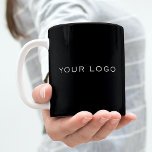 Rechteckiges schwarzes Firmenlogo Kaffeetasse<br><div class="desc">Klassische Hintergrundfarbe. Sie können Ihr rechteckiges Firmenlogo personalisieren und hinzufügen. Sie können die Hintergrundfarbe an Ihre Marke anpassen.</div>