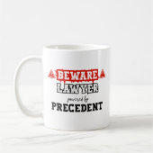 Rechtsanwalt mit Präzedenzfällen | Funny Attorney Kaffeetasse (Links)