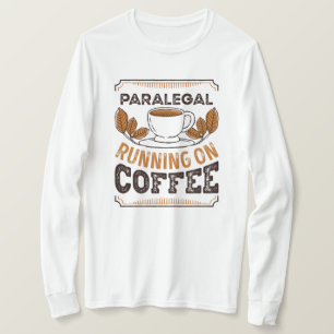 Rechtsanwaltsfachangestellter läuft auf Kaffee-Kaf T-Shirt