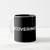 Recovering Optimist Minimalist Typographic Black  Zweifarbige Tasse (Vorderseite Links)