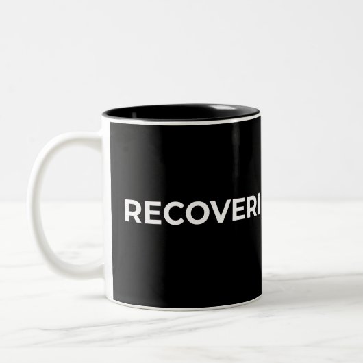 Recovering Optimist Minimalist Typographic Black  Zweifarbige Tasse (Links)