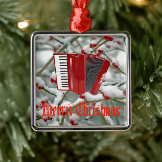 Red Accordion - Berries in the Snow Background Ornament Aus Metall (Baum)