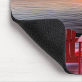 Red Adirondack Sessel auf dem Dock Lake Mousepad (Ecke)