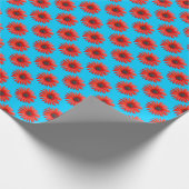 Red African Daisy Pattern auf Sky Blue Geschenkpapier (Ecke)