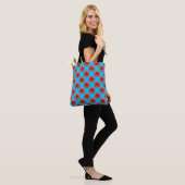 Red African Daisy Pattern auf Sky Blue Tasche (Am Model)