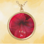 Red Amaryllis Bloom Floral Vergoldete Kette<br><div class="desc">Machen Sie mit diesem Halsketten-Anhänger ein Modestatement mit einer Kette,  die das Foto eines wunderschönen,  roten Amaryllis-Blütens zeigt. Ein schönes,  blumengeschmücktes Design! Wählen Sie die gewünschte Form,  Größe und Finish aus.</div>