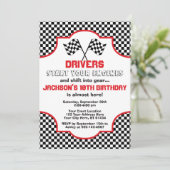 Red and Black Checkered Racing Birthday Einladung (Stehend Vorderseite)
