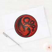 Red and Black Dragon Phoenix Yin Yang Runder Aufkleber (Umschlag)
