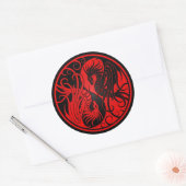 Red and Black Flying Yin Yang Dragons Runder Aufkleber (Umschlag)