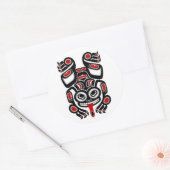 Red and Black Haida Spirit Tree Frog Runder Aufkleber (Umschlag)