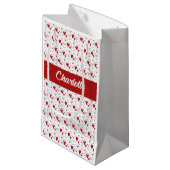 Red and Black Hearts Custom Monogram Name Kleine Geschenktüte (Vorderseite Schrägansicht)