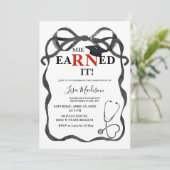 Red and Black RN Nurse Graduation Party Einladung (Stehend Vorderseite)