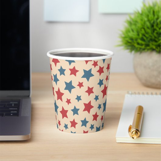Red and Blue Stars, 4th of July, Beige Background Pappbecher (InSitu)