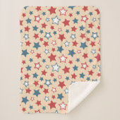 Red and Blue Stars, 4th of July, Beige Background Sherpadecke (Vorderseite)