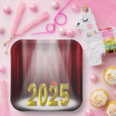 Red and Gold 2025 Abschluss in Spotlight Pappteller (Party)