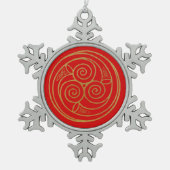 Red and Gold Celtic Mandala Schneeflocken Zinn-Ornament (Vorderseite)