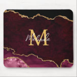 Red and Gold Marmor Agate Mousepad<br><div class="desc">Dieses Mauspad weist einen eleganten und glamourösen Marmorhintergrund mit geode gemstone Details und Imitaten goldenen Glitzer Akzente. Das Monogramm kombiniert handgeschriebene Skripte mit modernen serifenlosen Schriftart für ein elegantes und raffiniertes Aussehen. Dies wird das ideale Geschenk, da es mit einem Namen und Initial angepasst werden kann. Die tiefen roten Farbtöne...</div>