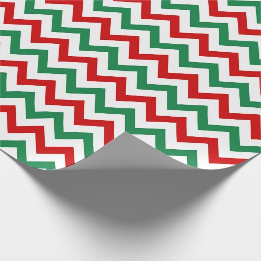 Red and Green Christmas Chevron Wrapping Paper Geschenkpapier (Ecke)