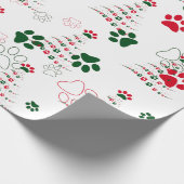 Red and Green Dog Paw Weihnachten Geschenkpapier (Ecke)
