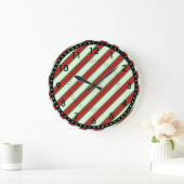 Red and Green Pinstriped Pattern Große Wanduhr (Zuhause)