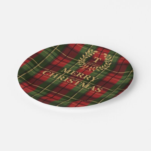 Red And Green Plaid Family Name Christmas Pappteller (Schrägansicht)
