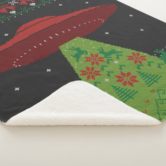 Red and Green UFO Traktor Beam Ugly Christmas Sherpadecke (3/4)