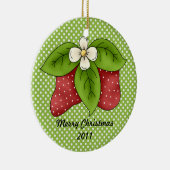 Red and Green Winter Christmas Strawberry Design Keramikornament (Rechts)
