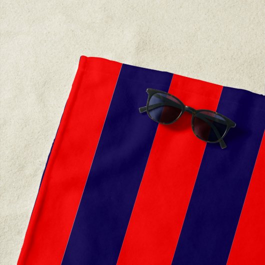 Red and Navy Blue Cabana Stripes  Strandtuch (Beispiel)