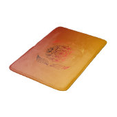 Red and Orange Ethereal Embers Floral Mandala Badematte (Schrägansicht)
