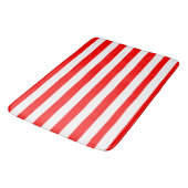 Red and White Cabana Stripes  Badematte (Schrägansicht)