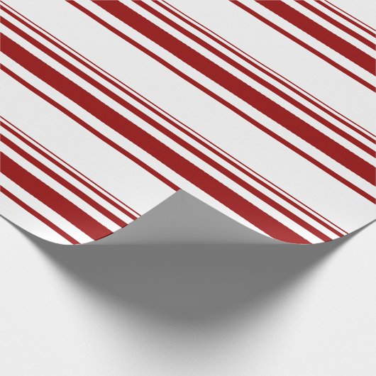 Red and White Candy Cane Stripe Geschenkpapier (Ecke)
