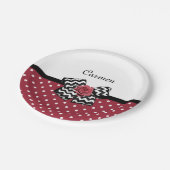 Red and White Polka Dots Niedliche Rose Zickzack B Pappteller (Schrägansicht)