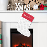 Red and White Snowflake Weihnachten Kleiner Weihnachtsstrumpf<br><div class="desc">Fügen Sie Ihrem Strumpf in der Weihnachtszeit eine zeitlose Touch mit diesem eleganten traditionellen Design hinzu. Mit einem roten und weißen Muster mit silbernen Schneeflocken verbindet es festlichen Weihnachtsstil mit traditionellem Schneedesign für ein gemütliches Urlaubsgefühl. Die klassische Kalligraphie-Schrift und die stilvolle Typografie verleihen diesem Ort seinen Charme, während die schlichte...</div>