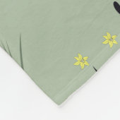 red and yellow small flower pattern on green backg fleecedecke (Ecke)
