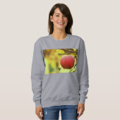 "Red Apple on Tree" Niedliches Foto. Jetzt kaufen Sweatshirt (Vorne ganz)