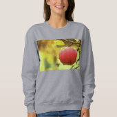 "Red Apple on Tree" Niedliches Foto. Jetzt kaufen Sweatshirt (Vorderseite)