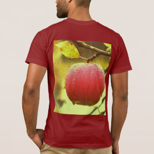 "Red Apple on Tree" Niedliches Foto. Jetzt kaufen T-Shirt