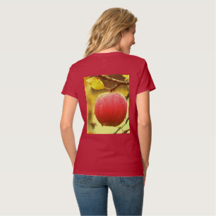 "Red Apple on Tree" Niedliches Foto. Jetzt kaufen T-Shirt