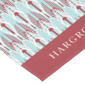 Red & Aqua Holiday Ikat Muster | Familienname Mittelgroßer Tischläufer (Ecke)