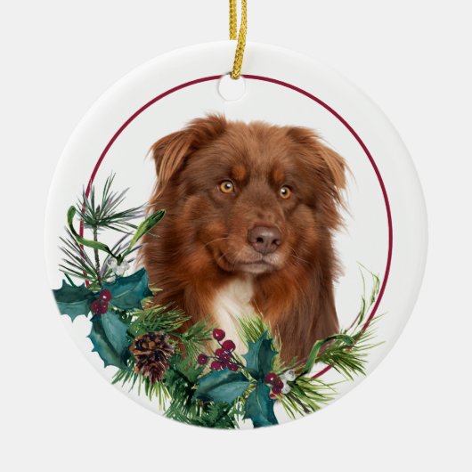 Red Australian Shepherd Dog Evergreen Berry Wreath Keramik Ornament (Vorne)