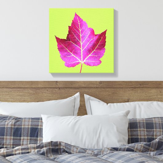 Red Autumn Maple Leaf on Green Background Leinwanddruck (Insitu (Schlafzimmer))