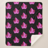 Red Autumn Maple Leaf Pattern on Black Background Sherpadecke (Vorderseite)