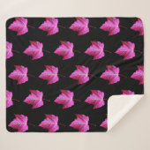 Red Autumn Maple Leaf Pattern on Black Background Sherpadecke (Vorderseite (Horizontal))
